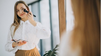 Standar Makeup di Dunia Kerja: Mengapa Bare Face Dianggap Tidak Profesional?