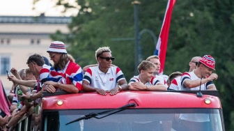 Pulang ke Oslo Sebagai Warga Biasa, Timnas Norwegia Disambut 100 Ribu Suporter