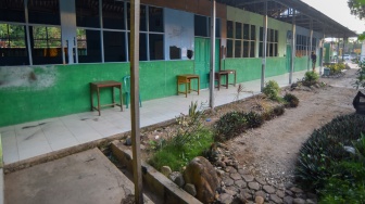 Pekerja kebersihan menyapu lantai sekolah pascaledakan bom rakitan di Madrasah Aliyah Negeri (MAN) 3 Padang, Sumatera Barat, Selasa (14/7/2026). [ANTARA FOTO/Fitra Yogi/agr]