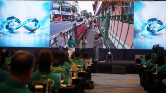 Menteri Energi dan Sumber Daya Mineral (2016–2019), Ignasius Jonan yang hadir sebagai pembicara  berbincang bersama sejumah tenaga pemasaran Sequis Life saat sesi diskusi peluncuran  Sequis CareIn  dengan Konsep “One Care, All In" di Bandung, Selasa (14/7/2026). [Handout]
