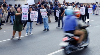 Aktivis yang tergabung dalam MBG Watch melakukan aksi demonstrasi di depan gedung Kejaksaan Agung, Jakarta, Rabu (15/7/2026). [Suara.com/Alfian Winanto]