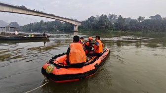 Pria Terlempar ke Sungai usai Standing Motor di Jembatan Rantau Kampar
