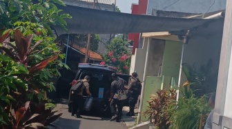 KPK Geledah Rumah Etik Suryani di Laweyan 1,5 Jam, Angkut 2 Koper