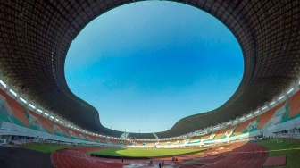 Sejumlah pekerja merenovasi Stadion Gelora Pakansari, di Kabupaten Bogor, Jawa Barat, Kamis (16/7/2026). [ANTARA FOTO/Yulius Satria Wijaya/YU]
