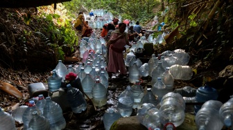 Sejumlah warga menunggu galon terisi air dari sisa debit sumber mata air Sumur Bendung di Gunung Batur, Kota Cilegon, Banten, Rabu (15/7/2026). [ANTARA FOTO/Muhammad Bagus Khoirunas/kye]