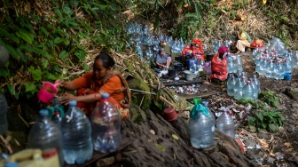 Warga mencuci pakaian di sumber mata air Sumur Bendung, Gunung Batur, Kota Cilegon, Banten, Rabu (15/7/2026). [ANTARA FOTO/Muhammad Bagus Khoirunas/kye]