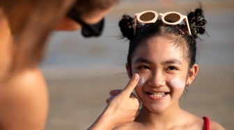 Bagaimana Cara Memilih Sunscreen yang Aman untuk Anak-anak?