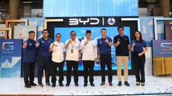 Bandung Diserbu Festival Teknologi Mobil Masa Depan, Warga Antusias Jajal Kendaraan Listrik