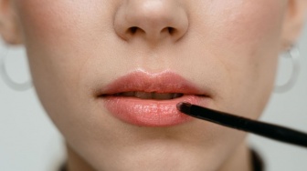 Tips Memilih Lipstik untuk Bibir Kering, Biar Tetap Nyaman dan Gak Pecah-Pecah