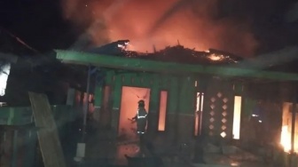 Gelegar Ledakan di Malam Sunyi: Toko Sembako di Mojoagung Ludes Terbakar, Satu Korban Terluka