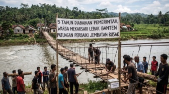 Lima Tahun Diabaikan Pemerintah, Warga Mekarsari Lebak Banten Patungan Perbaiki Jembatan Rusak