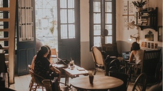 Coffee Shop dan Ruang Tenang Bagi Gen Z: Bukan Lagi Sekadar Tempat Ngopi