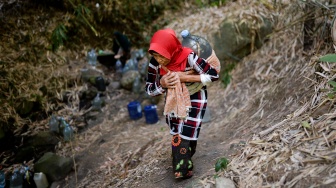 Warga mencuci pakaian di sumber mata air Sumur Bendung, Gunung Batur, Kota Cilegon, Banten, Rabu (15/7/2026). [ANTARA FOTO/Muhammad Bagus Khoirunas/kye]

