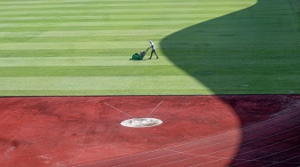 Pekerja merawat rumput lapangan Stadion Gelora Pakansari, di Kabupaten Bogor, Jawa Barat, Kamis (16/7/2026). [ANTARA FOTO/Yulius Satria Wijaya/YU]