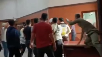 Dua Petinggi Golkar Riau Berseteru, Pendukung Saling Baku Hantam di DPRD