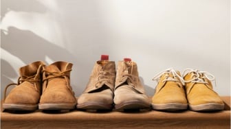 6 Cara Mencuci Sepatu Suede yang Benar, agar Tidak Kusam dan "Botak"