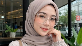 Wajah Oval Berhijab Makin Cantik dengan 5 Model Kacamata Ini, Anti Pusing dan Tetap Stylish!