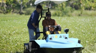 ITS Uji Coba Traktor Perahu Listrik, Jawab Tantangan Bertani di Lahan Gambut