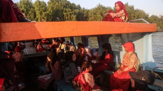 Sejumlah siswa SDN 02 Desa Pantai Bahagia berada di atas perahu melintasi Sungai Citarum saat berangkat ke sekolah di Muara Gembong, Kabupaten Bekasi, Jawa Barat, Kamis (16/7/2026). [ANTARA FOTO/Darryl Ramadhan/YU]