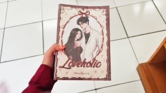 Loveholic: Romansa Gelap yang Mengajak Pembaca Memahami Dampak Bullying