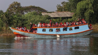 Tak Ada Jalan, Perahu Jadi Andalan Siswa Berangkat Sekolah di Muara Gembong