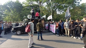 Gagal Tembus Patung Kuda, Massa Aliansi Rakyat Tertahan Barikade Polisi