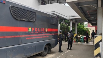Dikawal Ketat Brimob Bersenjata, Tersangka Korupsi Don Ritto Dilimpahkan ke Kejagung Usai Jumatan