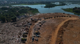 Foto udara pekerja mengoperasikan ekskavator di area Tempat Pembuangan Akhir (TPA) Antang, Makassar, Sulawesi Selatan, Kamis (16/7/2026). [ANTARA FOTO/Hasrul Said/YU]