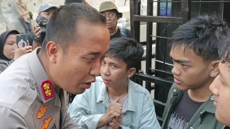 Sempat Memanas, Massa Pendemo Coba Terobos Barikade Polisi Demi ke Patung Kuda