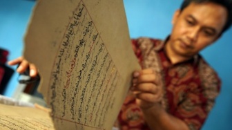Harta Karun di Balik Serat Kayu: Kisah Guru Trenggalek Merawat Manuskrip Islam Abad ke-19