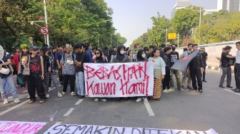 Gagal Tembus Barikade Polisi, Massa Pendemo Berikan 3 Tuntutan Ini