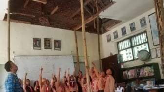 Miris! Atap Sekolah Disangga Bambu, Siswa SDN 2 Klepu Minta Tolong Bupati Malang