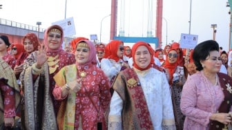 Bukan Sekadar CFD, Jembatan Ampera Disulap Jadi Panggung Kebaya dan Songket Palembang