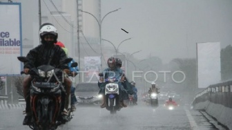 Warga Diminta Waspada! Dinamika Atmosfer Picu Hujan Lebat dan Petir di Sejumlah Kota