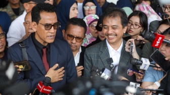 Tersangka kasus dugaan fitnah dan pencemaran nama baik terkait keaslian ijazah Presiden ke-7 RI Joko Widodo, Roy Suryo (kanan) didampingi kuasa hukumnya Refly Harun (kiri) memberikan keterangan pers usai mengikuti sidang pembacaan putusan permohonan praperadilan terkait penetapan tersangka dirinya di Pengadilan Negeri Jakarta Selatan, Jakarta, Senin (20/7/2026). [Suara.com/Alfian Winanto]