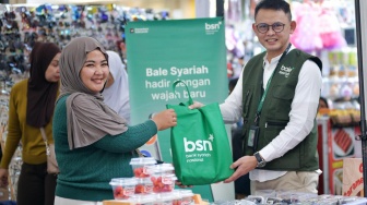 Direktur Network & Retail Funding Bank Syariah Nasional (Bank BSN) Ari Kurniaman memberikan cinderamata pada pelaku Usaha Mikro, Kecil, dan Menengah (UMKM) dalam kegiatan Tanggung Jawab Sosial dan Lingkungan (TJSL) melalui program pemberdayaan UMKM Halal Kaum Berdaya di Bandung, Jawa Barat, Sabtu (1872026). [handout]