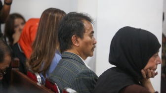 Tersangka kasus dugaan fitnah dan pencemaran nama baik terkait keaslian ijazah Presiden ke-7 RI Joko Widodo, Roy Suryo saat mengikuti sidang pembacaan putusan permohonan praperadilan terkait penetapan tersangka dirinya di Pengadilan Negeri Jakarta Selatan, Jakarta, Senin (20/7/2026). [Suara.com/Alfian Winanto]