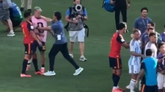 Tak Hanya Leandro Paredes, Asisten Lionel Scaloni Tertangkap Kamera Tinju Dani Olmo