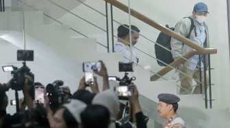 Bupati Lombok Barat Lalu Ahmad Zaini (kanan) tiba untuk menjalani pemeriksaan usai terjaring operasi tangkap tangan (OTT) di Gedung KPK, Jakarta, Senin (20/7/2026). [Suara.com/Alfian Winanto]