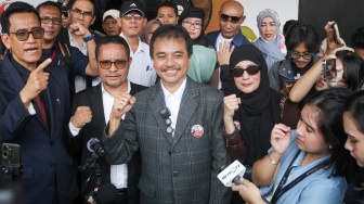 Tersangka kasus dugaan fitnah dan pencemaran nama baik terkait keaslian ijazah Presiden ke-7 RI Joko Widodo, Roy Suryo (tengah) bersama pendukungnya usai mengikuti sidang pembacaan putusan permohonan praperadilan terkait penetapan tersangka dirinya di Pengadilan Negeri Jakarta Selatan, Jakarta, Senin (20/7/2026). [Suara.com/Alfian Winanto]