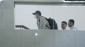 Bupati Lombok Barat Lalu Ahmad Zaini (kiri) tiba untuk menjalani pemeriksaan usai terjaring operasi tangkap tangan (OTT) di Gedung KPK, Jakarta, Senin (20/7/2026). [Suara.com/Alfian Winanto]