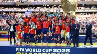 Momen Donald Trump Tolak Turun Panggung Saat Spanyol Angkat Trofi Piala Dunia 2026