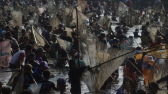 Sejumlah warga menggunakan jaring untuk menangkap ikan saat Festival Memet Ikan 2026 di Gemblegan, Kalikotes, Klaten, Jawa Tengah, Minggu (19/7/2026). [ANTARA FOTO/Aloysius Jarot Nugroho/hma]