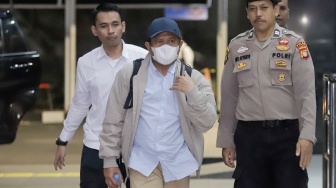 Bupati Lombok Barat Lalu Ahmad Zaini (tengah) tiba untuk menjalani pemeriksaan usai terjaring operasi tangkap tangan (OTT) di Gedung KPK, Jakarta, Senin (20/7/2026). [Suara.com/Alfian Winanto]
