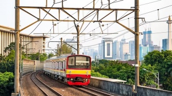 Love-Hate dengan Commuter Line: Di Antara Ketergantungan, Kepadatan, dan Harapan Transportasi Ideal