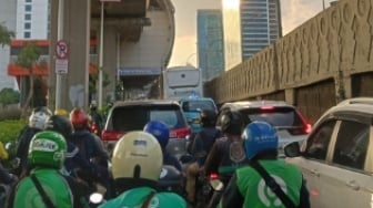 Capek Kena Hujan dan Polusi? Coba Ubah Rutinitasmu dengan Naik Transportasi Umum