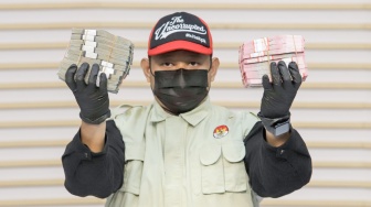 KPK Sita Barang Bukti Rp9,06 Miliar dalam OTT Bupati Lombok Barat