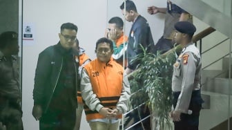 KPK Geledah Kantor Bupati Lombok Barat hingga PUPR, Sita Dokumen dan Alphard