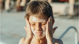 Bye Surburn! 4 Sunscreen Ini Lindungi Kulit Anak dari Terik Sinar Matahari