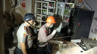 Personel Brimob Polda Sumatera Utara memeriksa rumah yang terdampak ledakan di Komplek Grand Polonia Medan, Kota Medan, Sumatera Utara, Senin (20/7/2026). [ANTARA FOTO/Hand Out/Humas Brimob Polda Sumut/Lmo/kye]